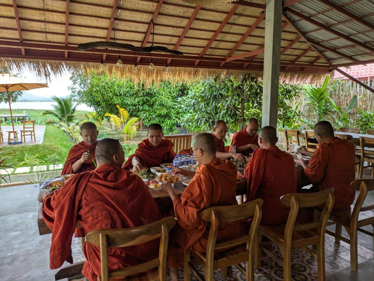 Lunchtime for monks